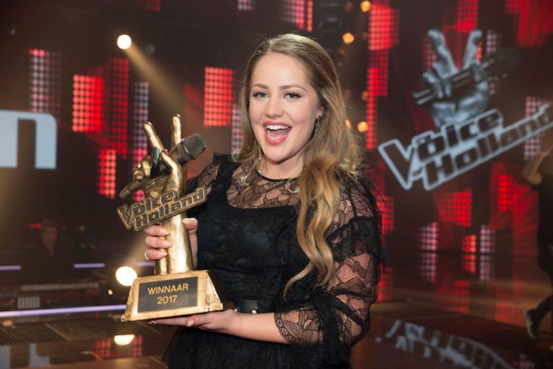 Voice winnares Pleun zingt tijdens jubileumavond