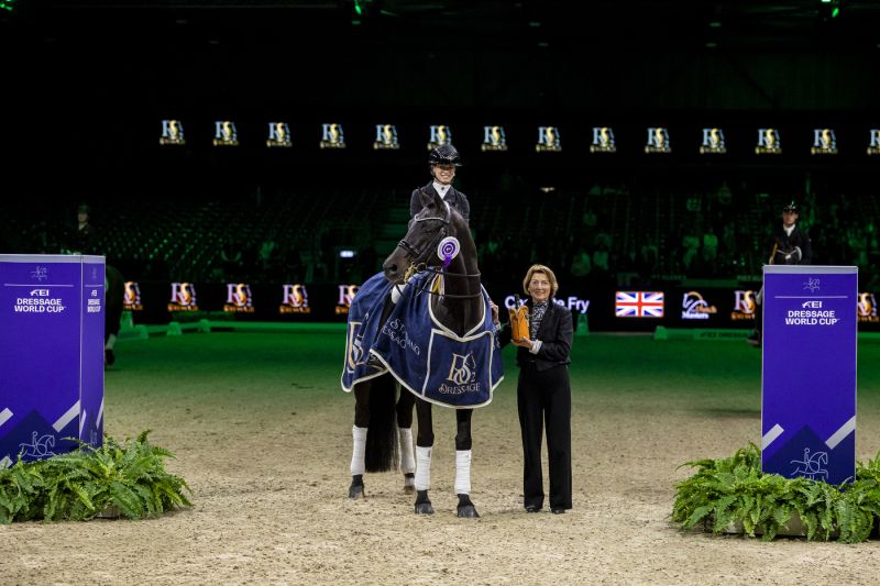 Charlotte Fry zet de toon in FEI Dressage World Cup presented by RS2 Dressage